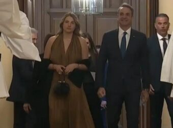 Συνοδευόμενος από την κόρη του Δάφνη, στο Προεδρικό Μέγαρο ο πρωθυπουργός Κυριάκος Μητσοτάκης