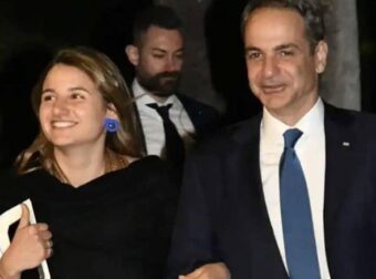 Κυριάκος Μητσοτάκης: Με την κόρη του, Δάφνη εμφανίστηκε στο χθεσινοβραδινό δείπνο με τον Εμανουέλ Μακρόν στο Προεδρικό Μέγαρο