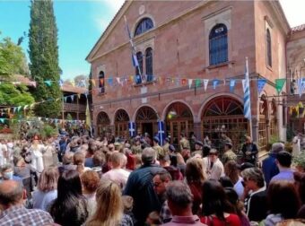 Μανταμάδος: Πάνω από 40.000 προσκυνητές για τον Ταξιάρχη – Το μεγάλο πανηγύρι της πίστης κορυφώνεται στη Λέσβο