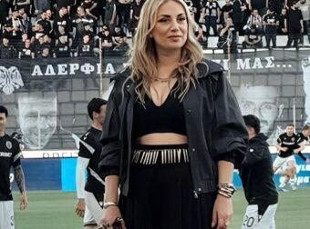 Ποια είναι η γυναίκα που έγινε η «λύρα» της Κρήτης και «άλωσε» την εξέδρα του ΟΦΗ