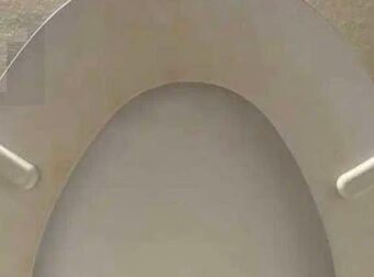 Πες αντίο σε αυτόν τον επίμονο κίτρινο κύκλο… απλά κόλπα καθαρισμού μπάνιου που πραγματικά λειτουργούν