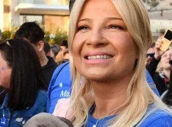 Μαζί με τον καλύτερο φίλο της: Όλοι μιλάνε για την εμφάνιση της Φαίης Σκορδά στο Walk for Wishes του Make A Wish αγκαλιά με το σκυλάκι της