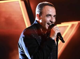 Η εμφάνιση έκπληξη του Νίκου Αλιάγα στο γαλλικό Voice – Τραγούδησε τον «Μέτοικο» και έκανε την Λάρα Φαμπιάν να γυρίσει την καρέκλα