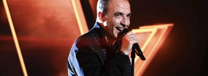 Η εμφάνιση έκπληξη του Νίκου Αλιάγα στο γαλλικό Voice – Τραγούδησε τον «Μέτοικο» και έκανε την Λάρα Φαμπιάν να γυρίσει την καρέκλα