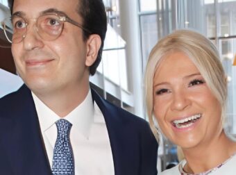 Δύο μέτρα κούκλος με καλοσιδερωμένο κοστούμι – τυχερή η σκορδά – η πρώτη τους κοινή εμφάνιση ως ζευγάρι