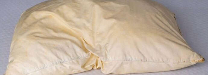  Πώς να καθαρίσετε τα βρώμικα μαξιλάρια για να είναι λευκά και να μυρίζουν ωραία