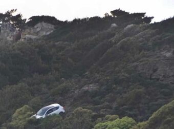 Θρίλερ σε πασίγνωστο ελληνικό νησί: 45χρονος προσπάθησε να ρίξει στον γκρεμό ΙΧ μαζί με το παιδί και την πρώην γυναίκα του