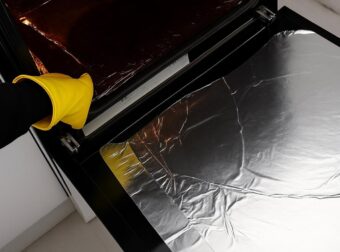 Πώς να καθαρίσετε τον φούρνο με αλουμινόχαρτο και να γίνει σαν την ημέρα που τον αγοpάσετε