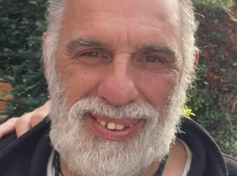 Δεν πάει το μυαλό σας: Ο άντρας που ποζάρει σε αυτήν την φωτογραφία είναι ο αδερφός του πιο όμορφου Έλληνα ηθοποιού