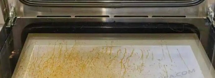 Ένα κόλπο της μαμάς για να καθαρίσετε ανάμεσα το τζάμι στην πόρτα του φούρνου