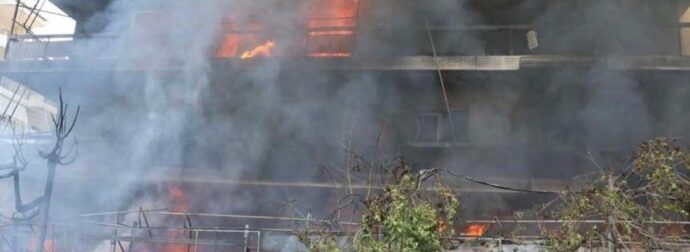 Μεγάλη φωτιά σε κατάστημα ανταλλακτικών στο Ίλιον – Επεκτάθηκε και σε διαμερίσματα