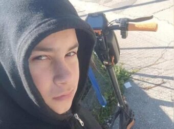 Ηλεία: Συγκλονίζει η γιαγιά του 13χρονου που σκοτώθηκε σε τροχαίο με πατίνι – «Χάσαμε το παιδάκι μας, ήταν η κακιά η ώρα»
