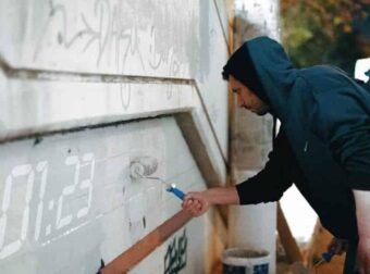 O Κωνσταντίνος Κυρανάκης έσβησε με μπογιά γκράφιτι στον σταθμό του ΗΣΑΠ στον Ταύρο