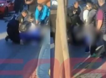 Θρήνος στο Ηράκλειο: Η σπαρακτική στιγμή που η μητέρα του 21χρονου φτάνει στο σημείο της δολοφονίας