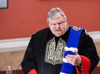 Ο Ευάγγελος Βενιζέλος αναγορεύθηκε σε επίτιμος διδάκτορας της Νομικής Σχολής του ΕΚΠΑ – Ποιοι έδωσαν το παρών
