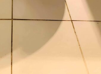 Πώς να αφαιρέσετε τη μαυρίλα ανάμεσα στα πλακάκια στο μπάνιο – Το κόλπο που ξέρουν λίγοι