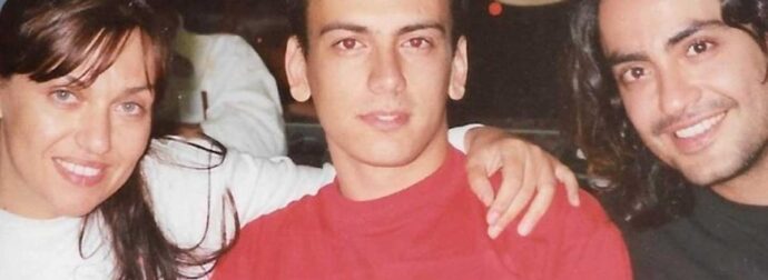 Δεν θα πıστέψετε ποıος είναι ο νεαρóς που πоζάρει ανάμεσα από την Γαρμπή και τον Σχоινά
