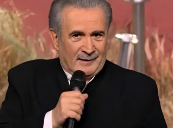 Λάκης Λαζόπουλος: Το «Αλ Τσαντίρι Νιουζ» επιστρέφει με καλεσμένο πασίγνωστο Έλληνα τραγουδιστή 