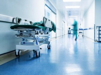 Ασυνήθιστη παρέμβαση στα επείγοντα: Δάχτυλο στον πpwκτό έσωσε τη ζωή 29χρονου ασθενή