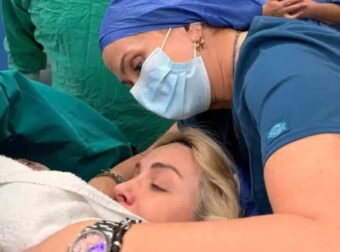 Κατερίνα Καινούργιου: Mας δείχνει τη στιγμή που ξεγεννάει – Η αδημοσίευτη φωτογραφία μέσα από το χειρουργείο