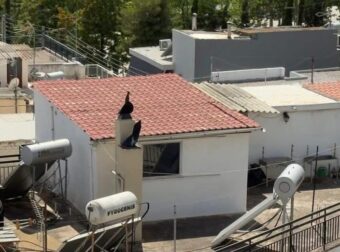 Περιστέρι: Σε αυτό το δώμα και μέσα σε ακαθαρσίες έμεναν τα 6 παιδιά με τους γονείς τους