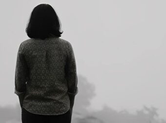 Οι άνθρωποι που μεγάλωσαν με αυστηρούς γονείς, αναπτύσσουν συχνά αυτές τις 8 συνήθειες
