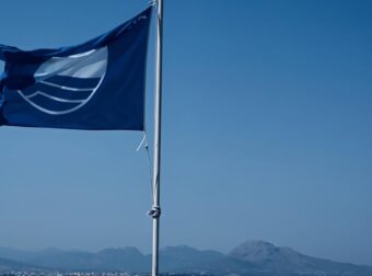 Oι 624 παραλίες της Ελλάδας με Γαλάζια Σημαία για το 2026 – Δείτε τις 17 καλύτερες ακτές της Αττικής