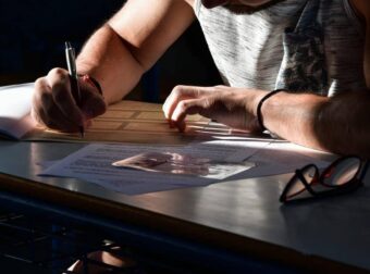 Πανελλήνιες: «Δεν θα τα καταφέρω, έχω πάρα πολύ άγχος» – Οι άνθρωποι πίσω από τις τηλεφωνικές γραμμές υποστήριξης