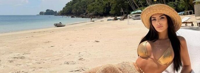 Με χρυσό μαγιό, χρυσά κοσμήματα και χρυσό παντελόνι: Η Δέσποινα Γιαννακοπούλου εμφανίστηκε σε παραλία σα την κόρη… του Μίδα