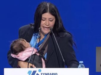 Η σύνεδρος της ΝΔ που ανέβηκε στο βήμα με το μωρό της – Μήνυμα για το δημογραφικό