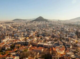 Θρίλερ με την έντονη μυρωδιά αερίου που μυρίζει η μισή Αθήνα – Έφτασε μέχρι το Κολωνάκι – «Κλείστε τα παράθυρα»