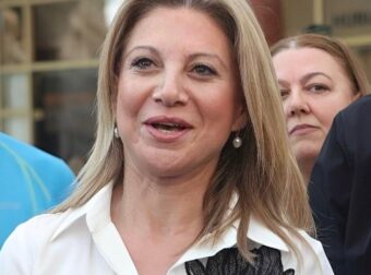 Όλοι μιλάνε για το κεντημένο πουκάμισο που φόρεσε σήμερα η Καρυστιανού – Αυτός είναι ο λόγος που το έβαλε, τι συμβολίζει 
