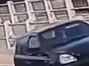 Σοκαριστικό βίντεο: Γυναίκα παρασύρθηκε και καταπλακώθηκε από το ίδιο της το αυτοκίνητο