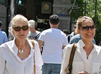 Τατιάνα Μπλάτνικ: Βόλτα στο κέντρο της Αθήνας με την αριστοκράτισσα μητέρα της – Με matchy matchy εμφάνιση