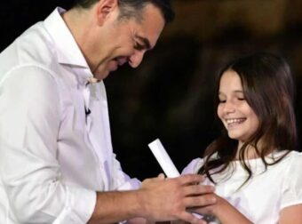Ποιο είναι το μικρό κορίτσι που παρέδωσε στον Τσίπρα το όνομα του νέου κόμματος  – Η συμβολική στιγμή
