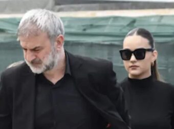 Κηδεία Γωγώς Μαστροκώστα: Πιασμένος χέρι-χέρι με την κόρη της Βικτώρια, ο Τραϊνός Δέλλας στο τελευταίο αντίο