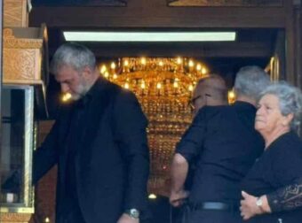 Γωγώ Μαστροκώστα: Συντετριμμένος ο Τραϊανός Δέλλας στην κηδεία της