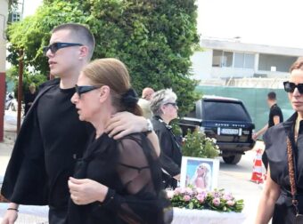 Κηδεία Γωγώς Μαστροκώστα: Τα σπαρακτικά λόγια της μητέρας της – «Καλώς το λουλούδι μου, το αστέρι μου»