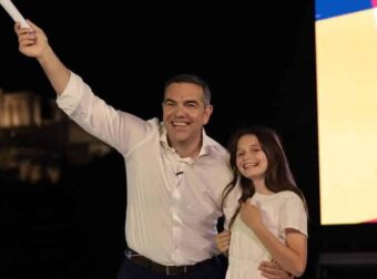 Η 10χρονη Ήρα και το «χαρτί» του Τσίπρα: Το παρασκήνιο πίσω από το κορίτσι με τα λευκά στο Θησείο