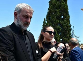 Τραϊανός Δέλλας στην κηδεία της Γωγώς Μαστροκώστα: «Στο τελευταίο κύμα σε έχασα, ξεκουράσου αγάπη μου γιατί κουράστηκες πολύ»