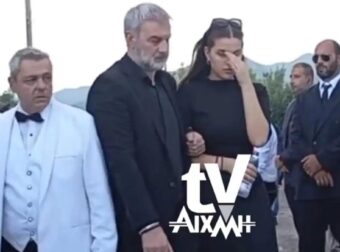 Γωγώ Μαστροκώστα: Απέραντος πόνος και οδύνη στην ταφή της στο Ευηνοχώρι Μεσολογγίου – Συντετριμμένη η οικογένειά της