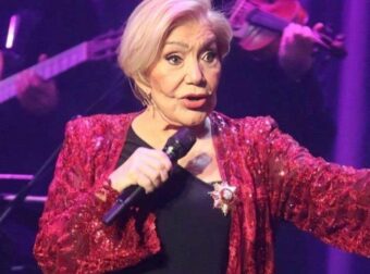 Μπήκε η πλάκα στον τάφο της Μαρινέλλας – Έτσι την ήθελε