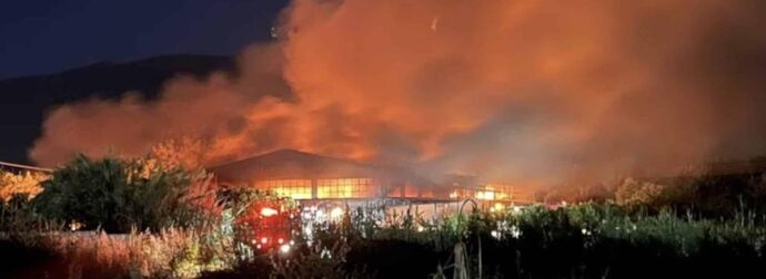 Μεγάλη φωτιά σε επιχείρηση κατασκευής φερέτρων στη Καλαμάτα