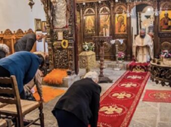 Γιατί γονατίζουμε αύριο την Κυριακή της Πεντηκοστής;