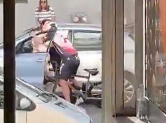 Ποδηλάτης στην Πορτογαλία άρπαξε από τον λαιμό και γρονθοκόπησε γυναίκα οδηγό στη μέση του δρόμου