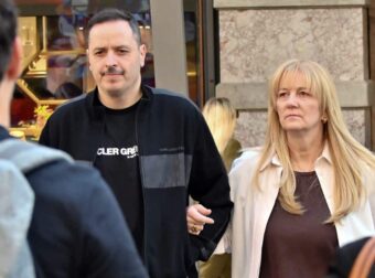 Αλέξανδρος Τσουβέλας: Βόλτα στο κέντρο της Αθήνας με τη σύντροφό του