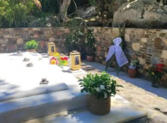 Κυριάκος Μητσοτάκης: Στο κοιμητήριο του Αργουλιδέ για το μνημόσυνο του πατέρα του, Κωνσταντίνου – Τελέστηκε σε στενό κύκλο