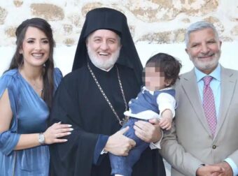 Ο Γιώργος Πατούλης βάφτισε το γιο του στο Λαγονήσι – Το όνομα που έδωσε στο γιο του
