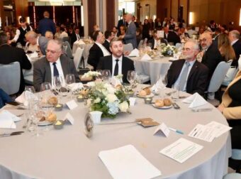 Η πιο αμήχανη στιγμή: Έβαλαν Γεωργιάδη, Ανδρουλάκη και Κωνσταντοπούλου στο ίδιο τραπέζι, δεν αντάλλαξαν κουβέντα