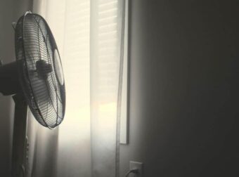 Δροσιά χωρίς κλιματιστικό: Το έξυπνο κόλπο με τον ανεμιστήρα που δεν πάει ο νους σου